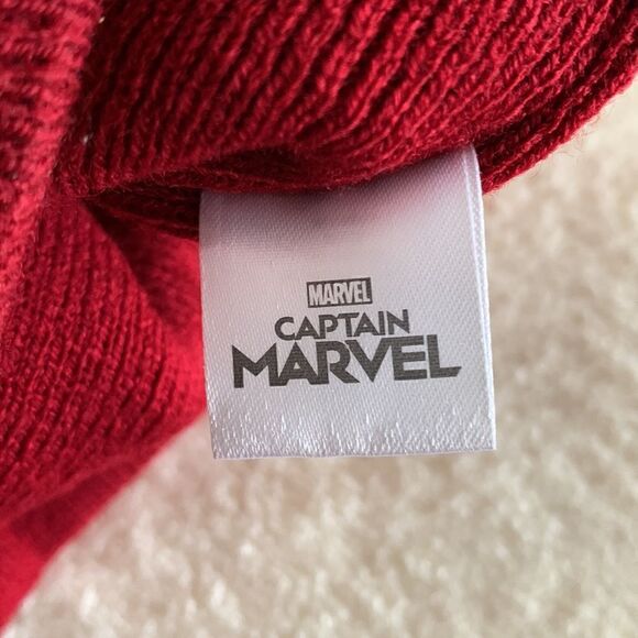 Captain Marvel knit Pom Pom Beanie hat NWOT - Picture 5 of 6